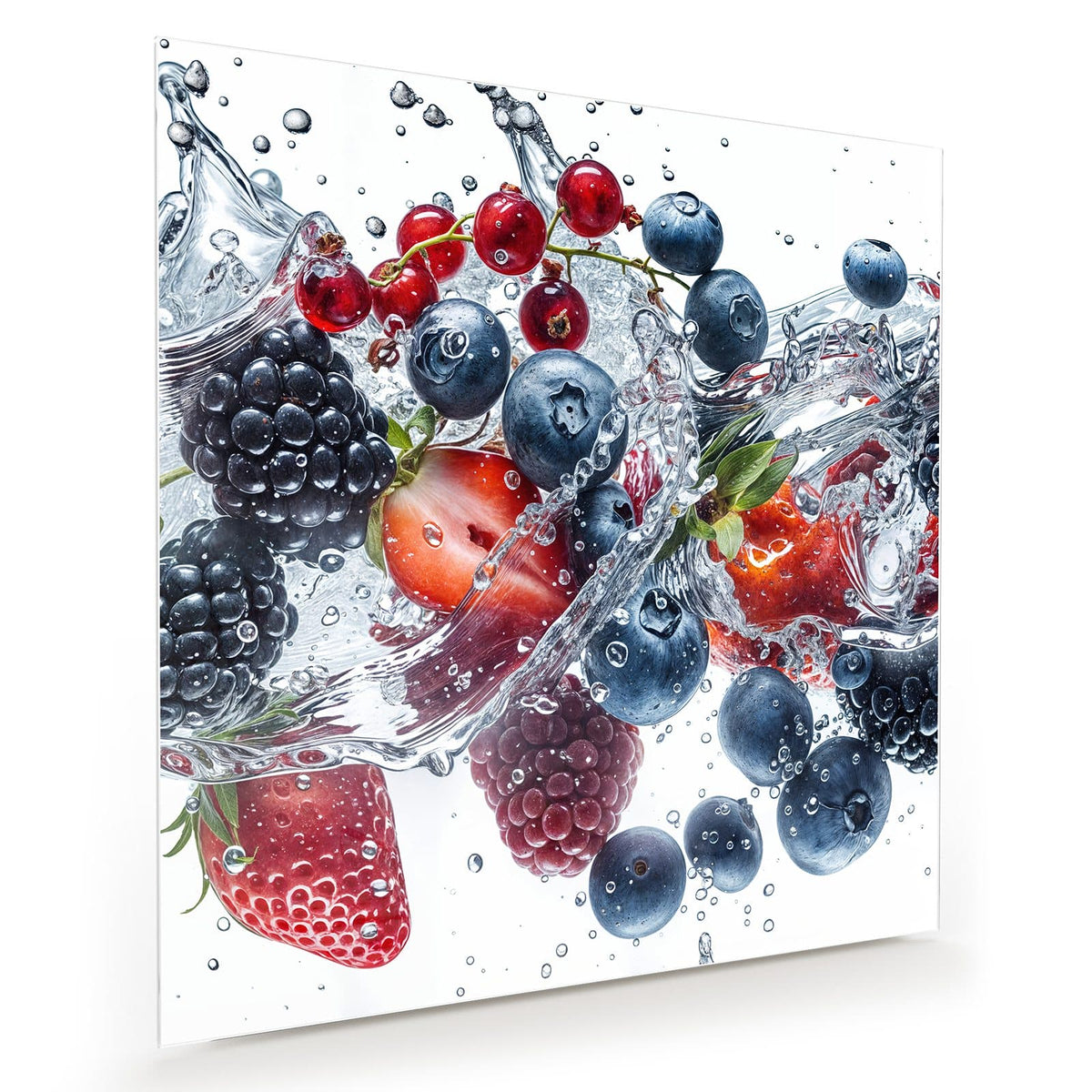 Brombeeren, Blaubeeren, Johannisbeeren und Erdbeeren in aufspritzendem Wasser vor Weiß