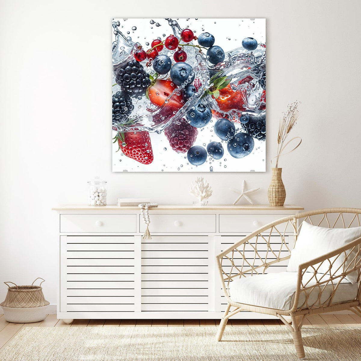 Glasbild Beeren im Spritzwasser an der Wand – Brombeeren, Blaubeeren, Johannisbeeren und Erdbeeren in aufspritzendem Wasser vor Weiß