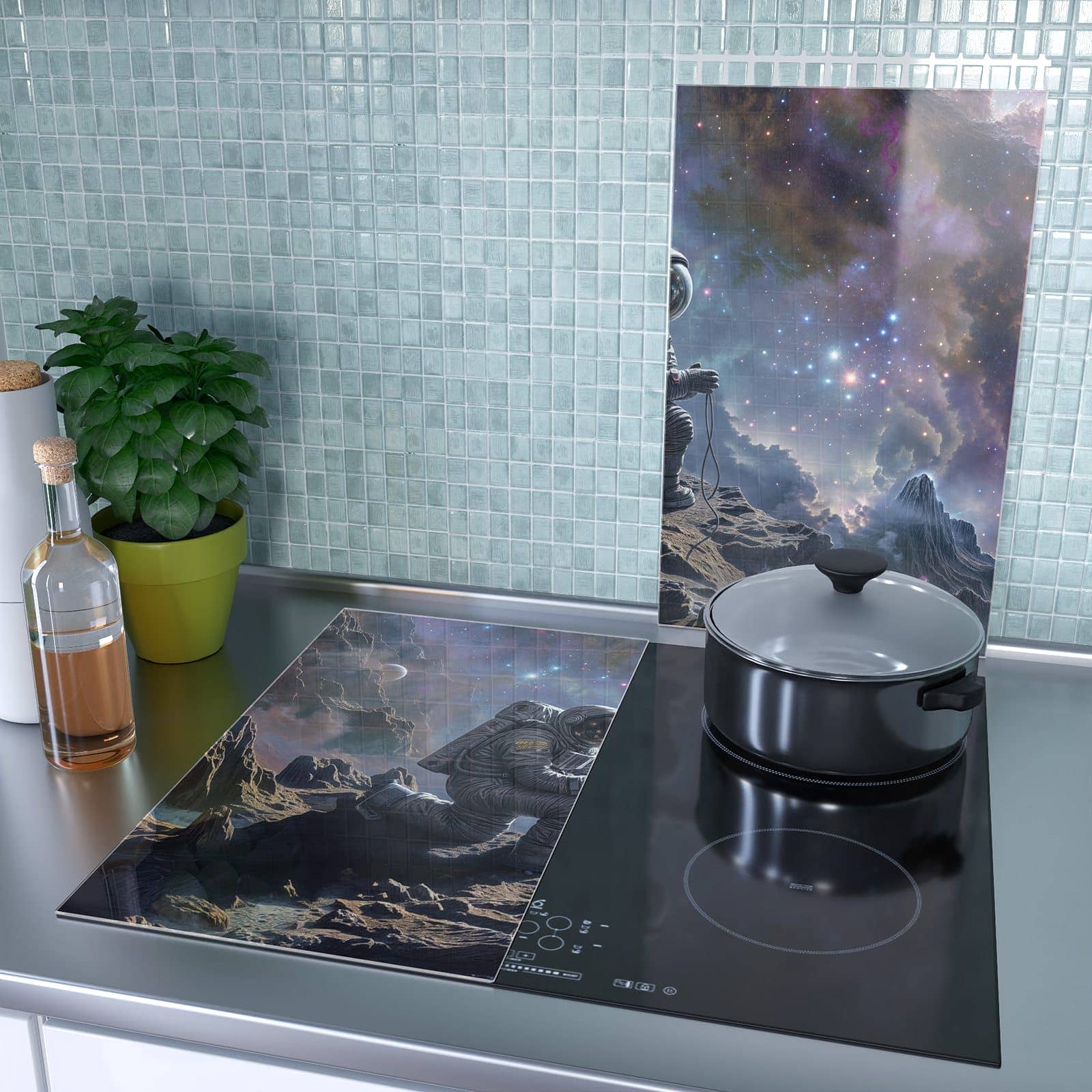 2-teilige Herdabdeckplatte aus Glas mit Astronaut im Weltraum-Motiv als Spritzschutz hinter dem Kochfeld