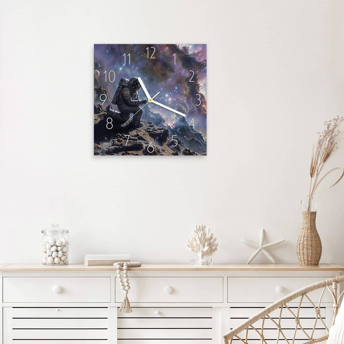 Quadratische Wanduhr aus Glas Astronaut und Galaxie mit Ziffernblatt Elegant über einem weißen Sideboard