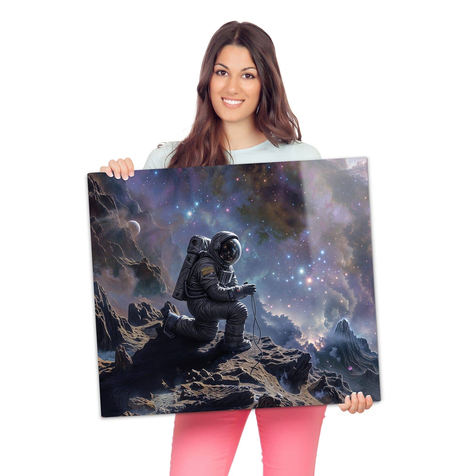 Abdeckplatte für Ceranfeld mit Astronaut im Weltraum-Motiv wird zur Größendarstellung gehalten