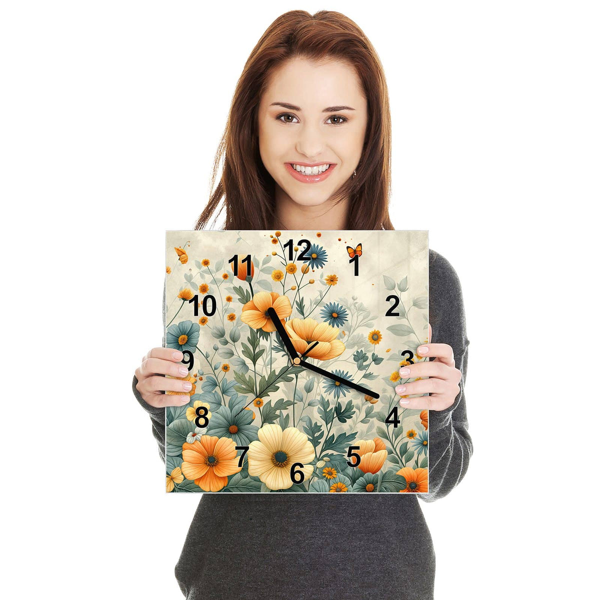 Quadratische Wanduhr aus Glas Sommerblüten auf Beige in zwei Händen gehalten – Größenvergleich, 30 × 30 cm