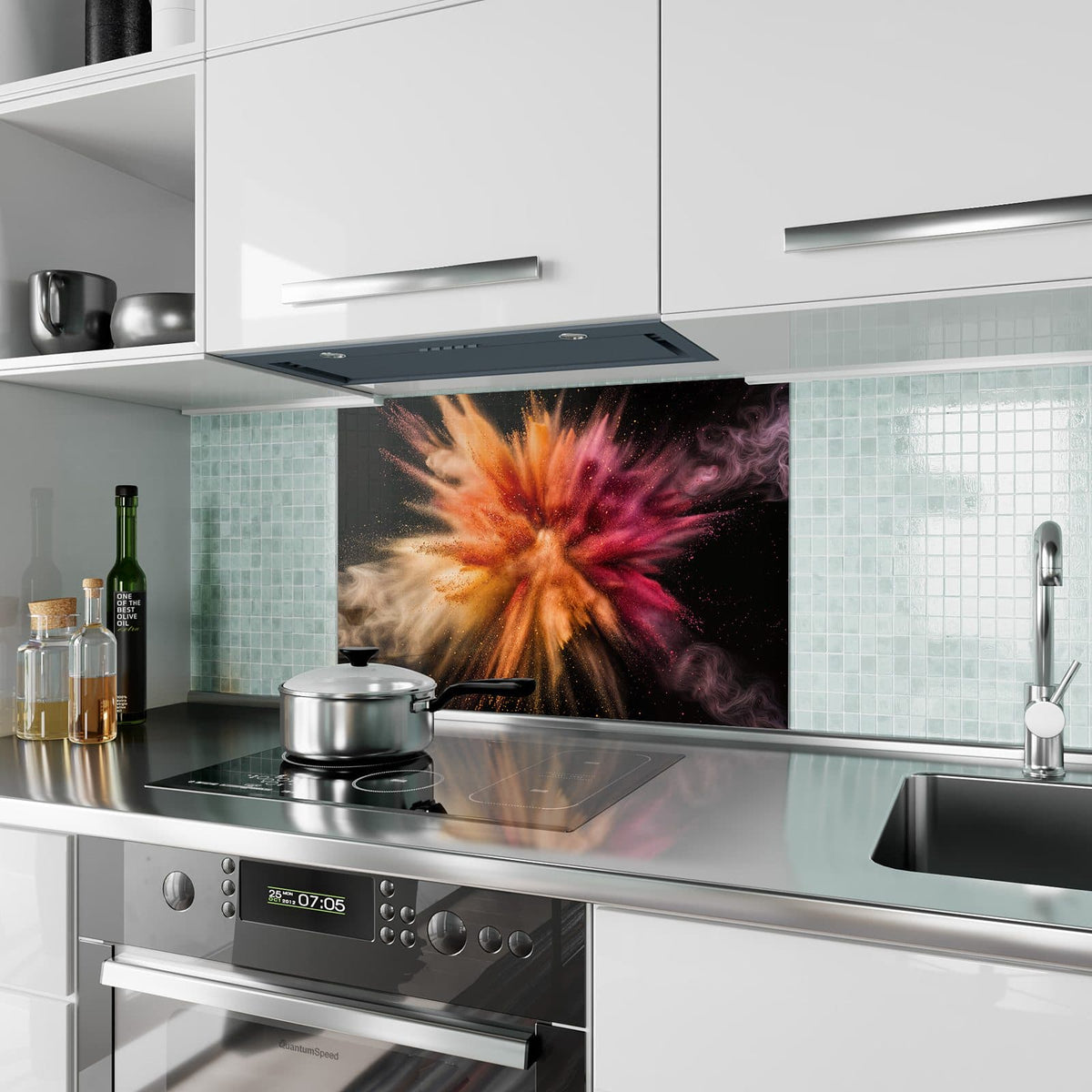 Küchenrückwand aus Glas Farbpulver auf Schwarz im Hochformat als Spritzschutz hinter dem Kochfeld, über dem Fliesenspiegel montiert
