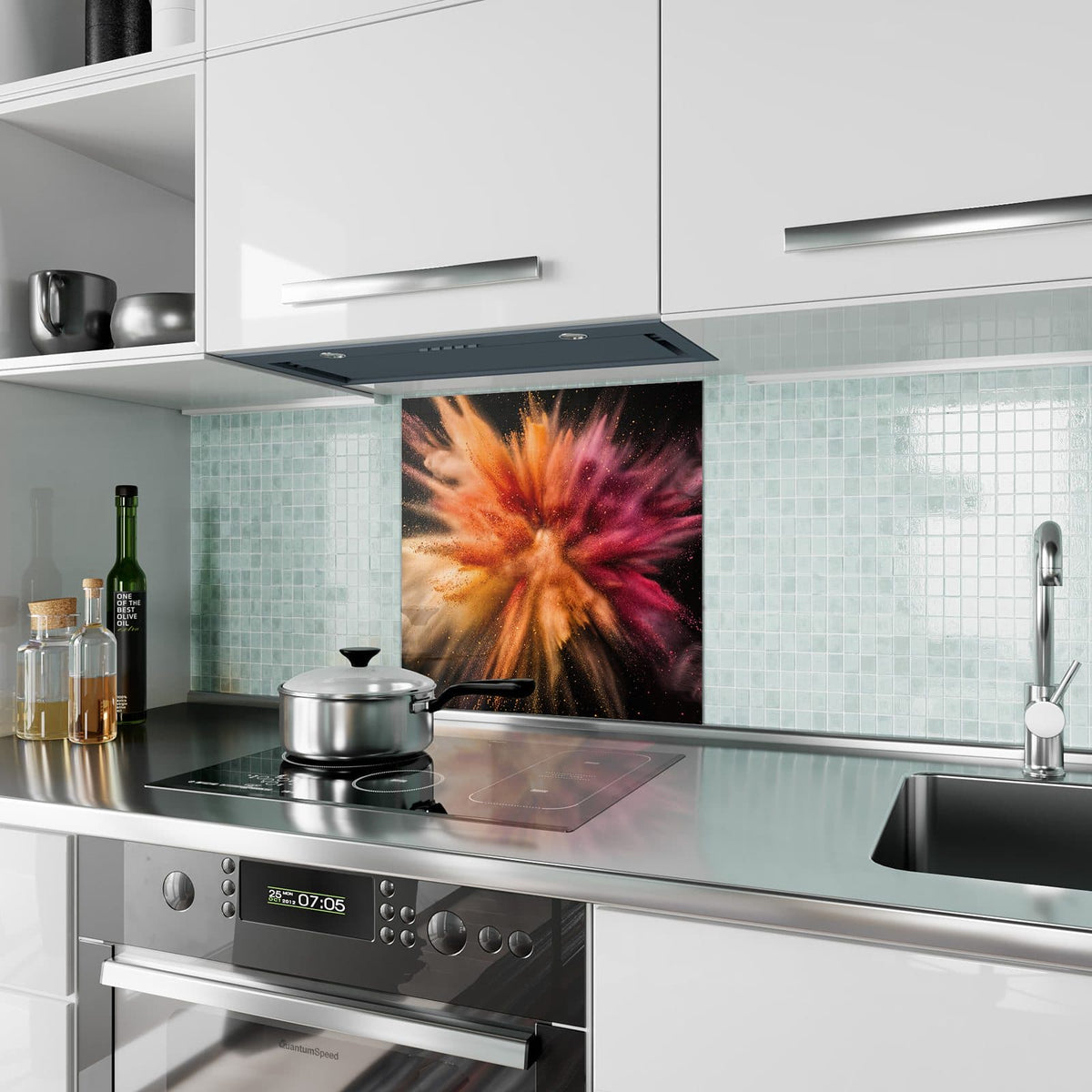 Küchenrückwand aus Glas Farbpulver auf Schwarz im quadratischen Format als Spritzschutz hinter dem Kochfeld, über dem Fliesenspiegel montiert