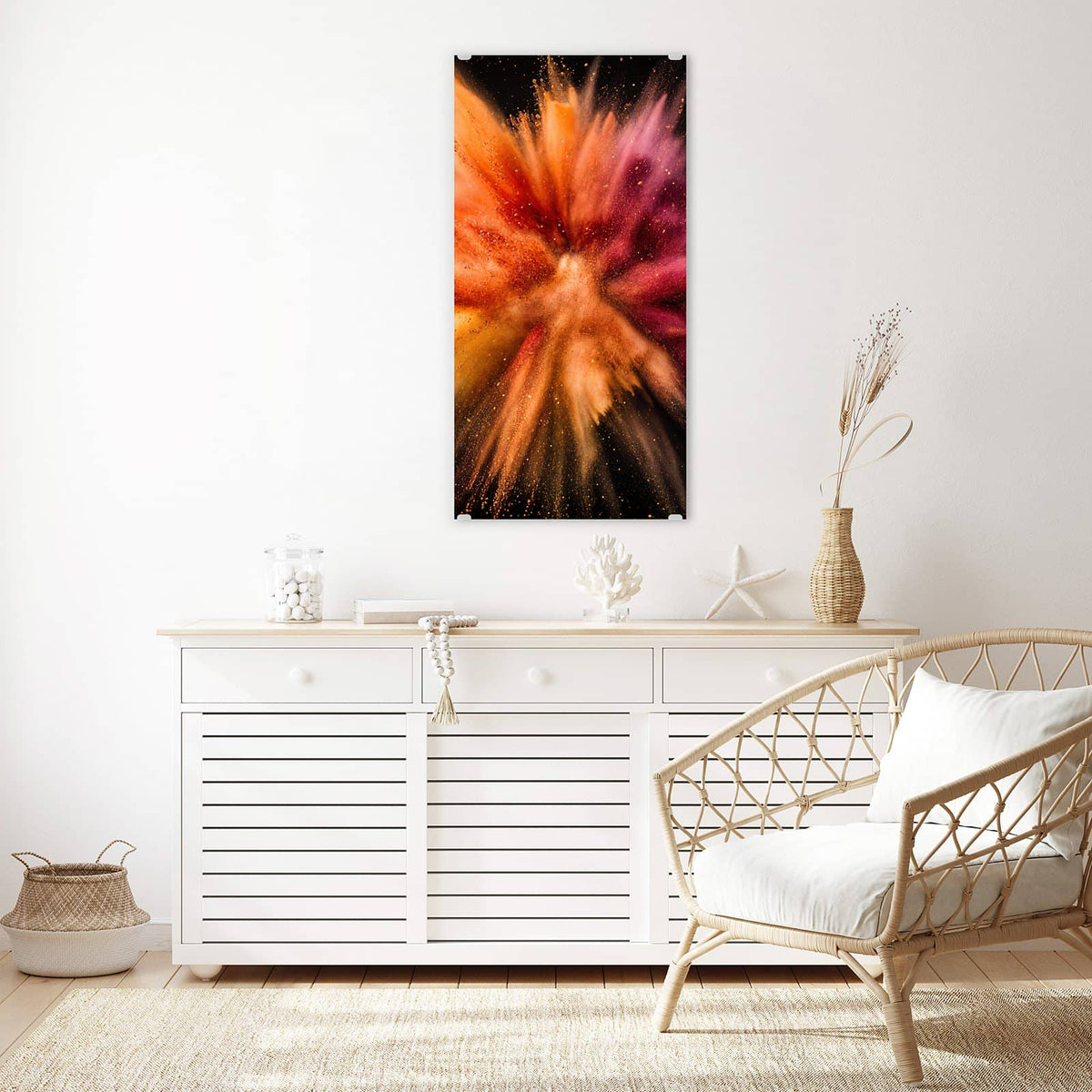 Glasbild Farbpulver auf Schwarz an der Wand – Explodierendes Farbpulver in Orange, Beere und Creme vor schwarzem Grund