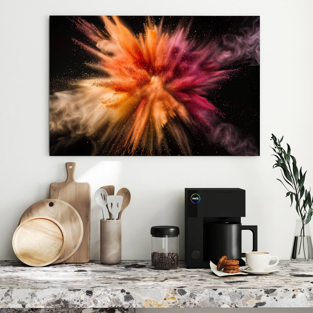 Explodierendes Farbpulver in Orange, Beere und Creme vor schwarzem Grund