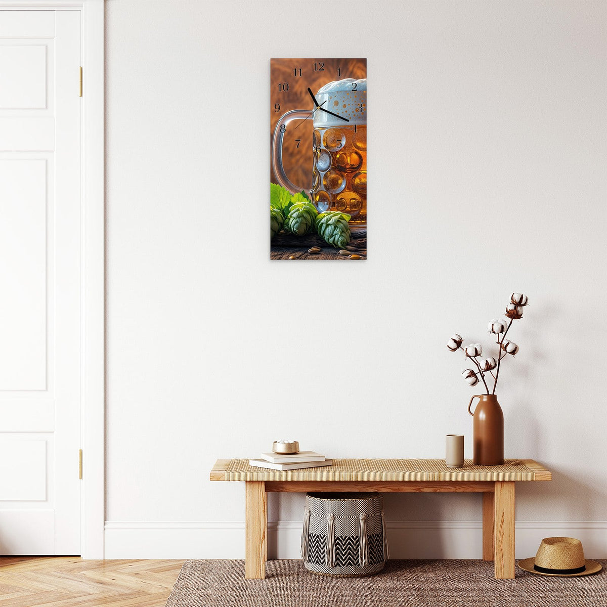 Moderne Wanduhr aus Glas mit Farbtiefe – Wanduhr Bierkrug aus Glas – Hochformat 30 × 60 cm
