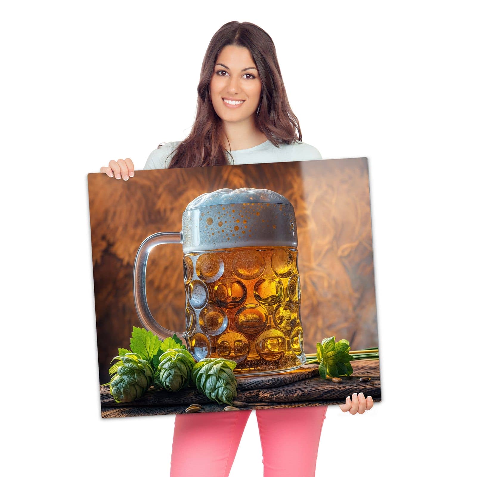 Herdabdeckplatten aus Glas mit Bierkrug-Motiv wird zur Größendarstellung gehalten