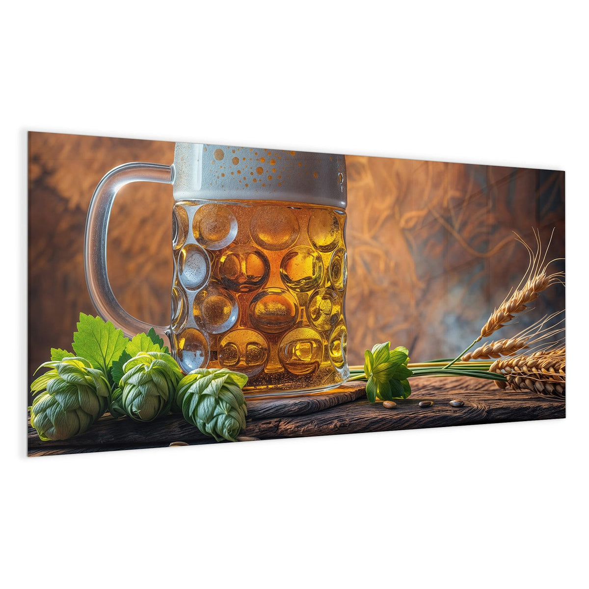 Dickwandiger Glaskrug mit Bier und dichtem Schaum, umringt von grünen Hopfendolden und Hopfenblättern.