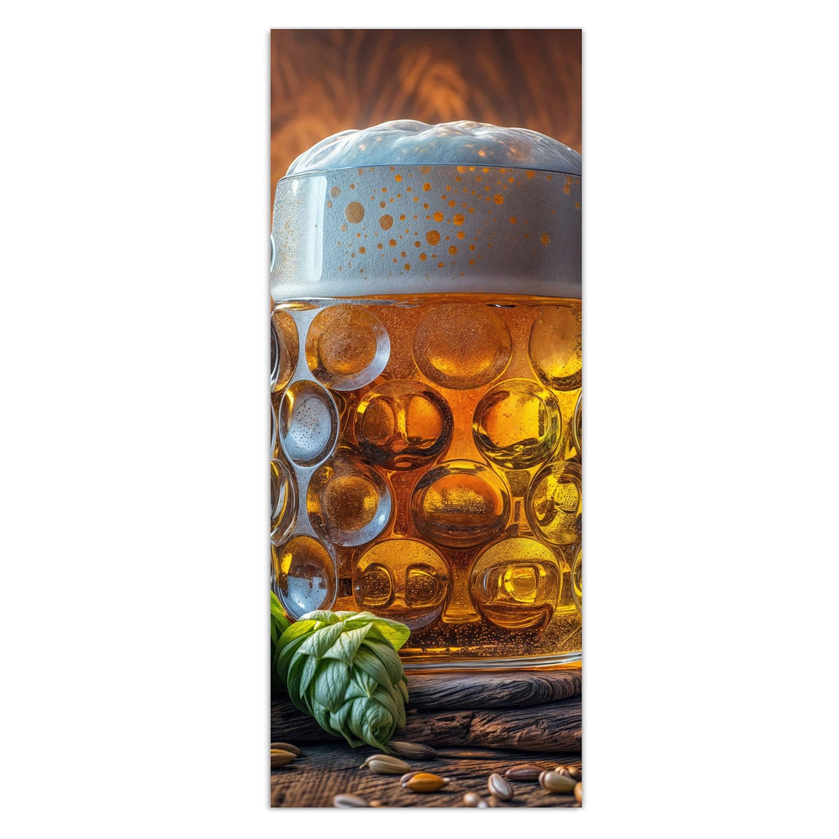 Dickwandiger Glaskrug mit Bier und dichtem Schaum, umringt von grünen Hopfendolden und Hopfenblättern.