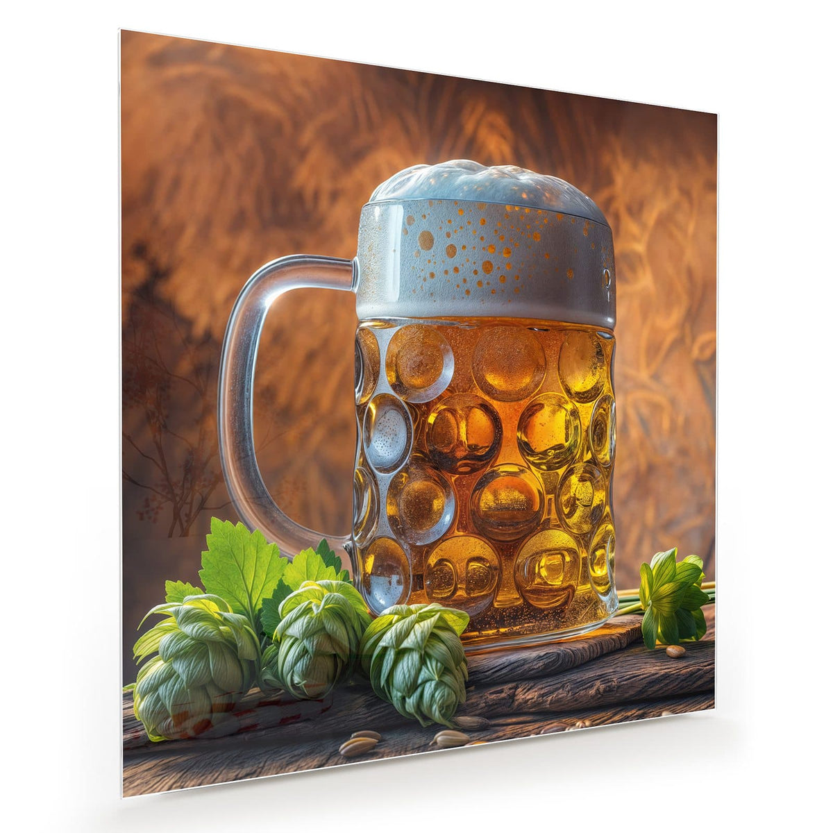 Dickwandiger Glaskrug mit Bier und dichtem Schaum, umringt von grünen Hopfendolden und Hopfenblättern.