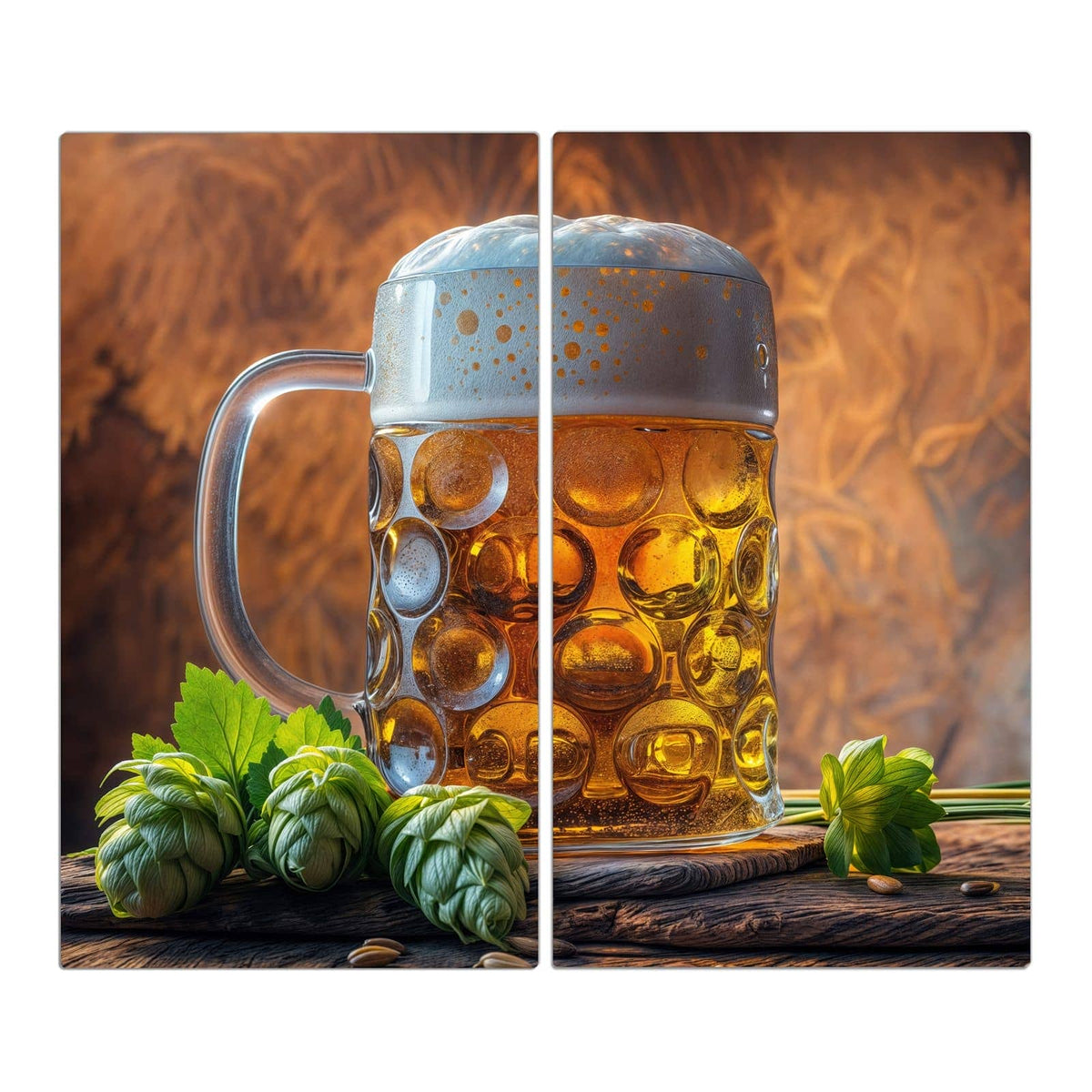 Dickwandiger Glaskrug mit Bier und dichtem Schaum, umringt von grünen Hopfendolden und Hopfenblättern.