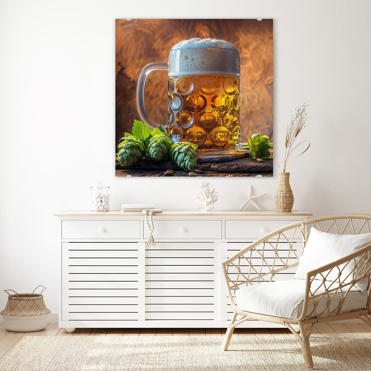 Glasbild Bierkrug mit Hopfen an der Wand – Dickwandiger Glaskrug mit Bier und dichtem Schaum, umringt von grünen Hopfendolden und Hopfenblättern.