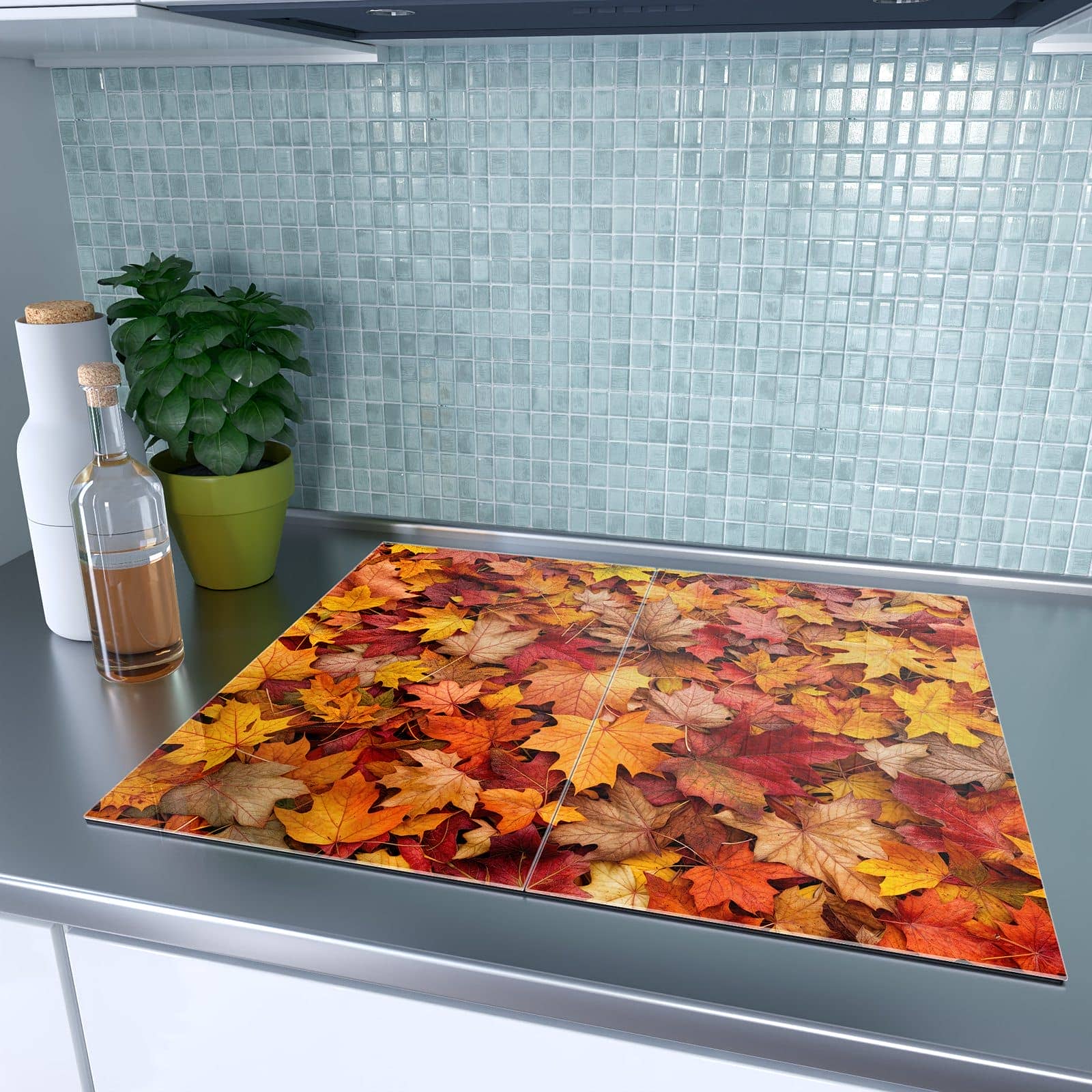 2-teilige Herdabdeckplatte mit Herbstlaub-Motiv auf dem Ceranfeld in moderner Küche