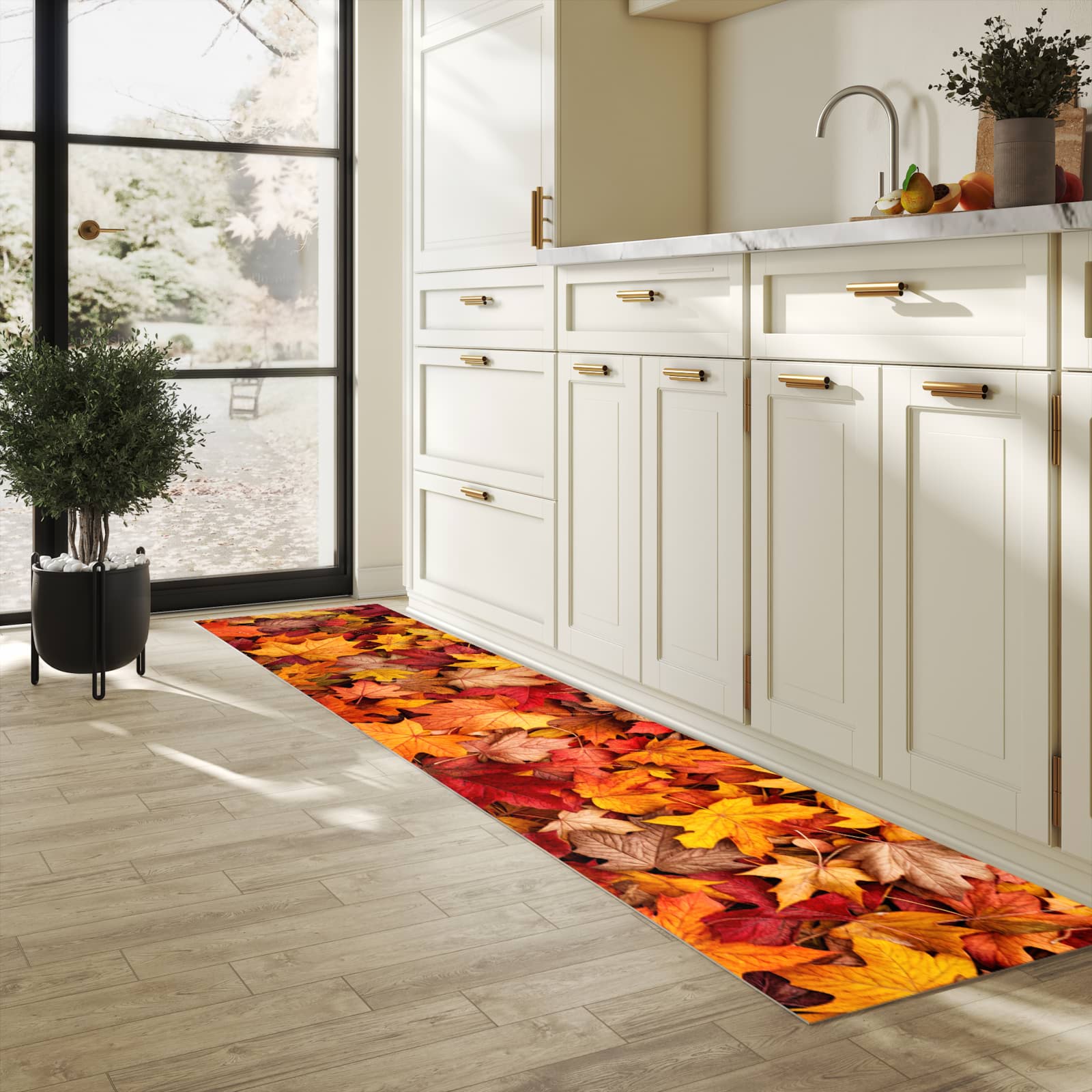 Komfortabler moderner Küchenläufer mit Motiv Herbstlaub in heller Küche