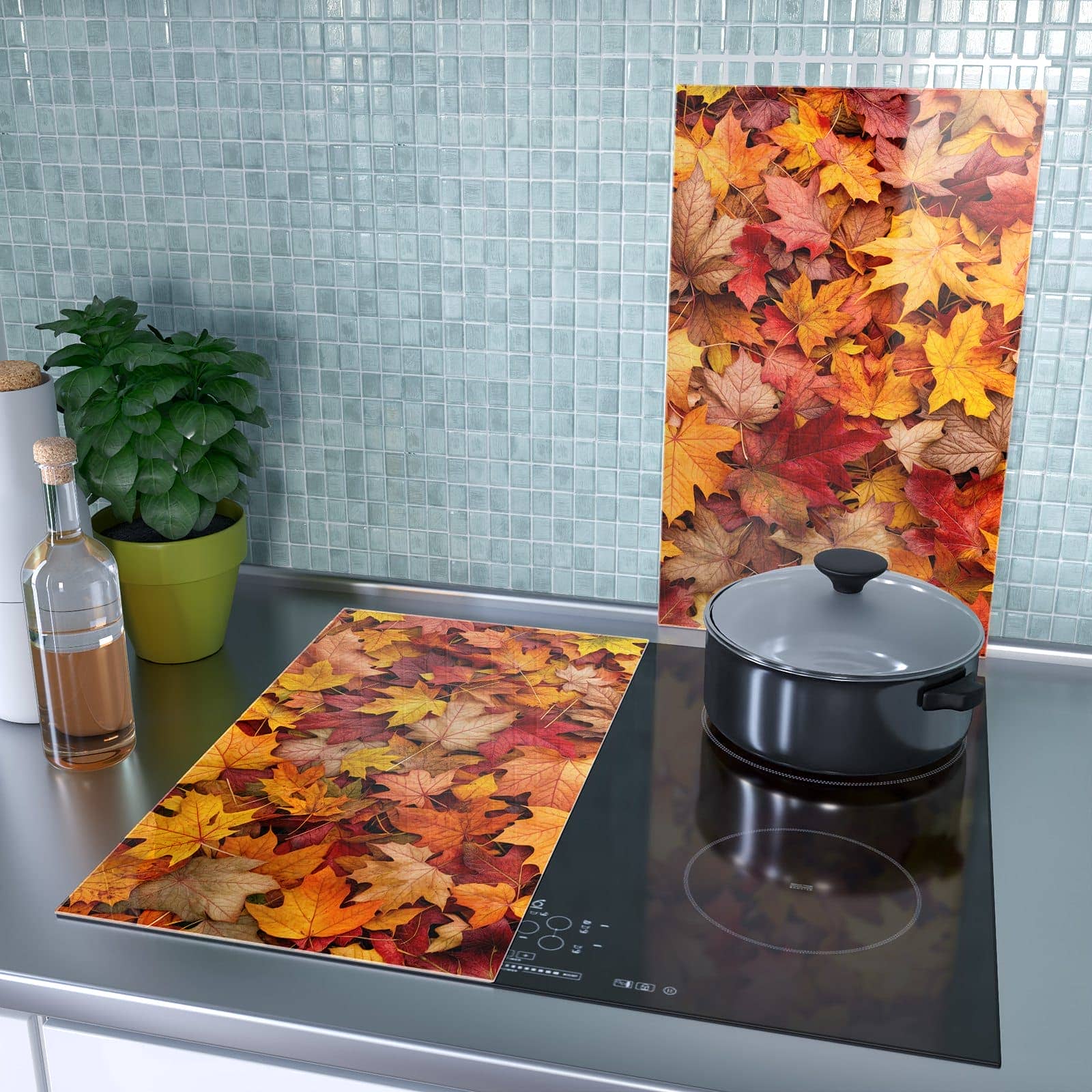 2-teilige Herdabdeckplatte mit Herbstlaub-Motiv als Spritzschutz hinter dem Kochfeld