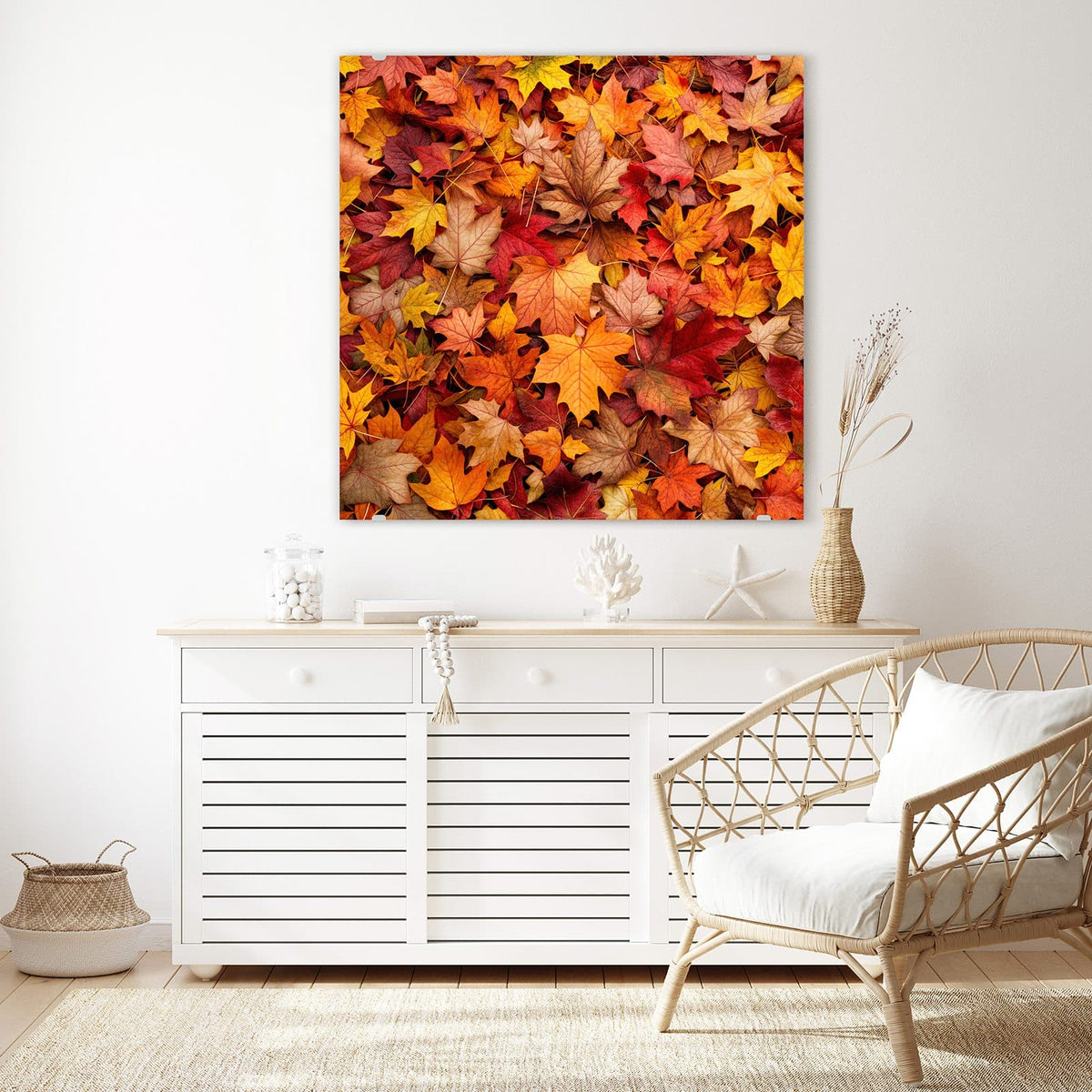 Glasbild Ahornblätter von oben an der Wand – Dichter Teppich aus Ahornblättern in Rot, Orange und Gelb, von oben fotografiert