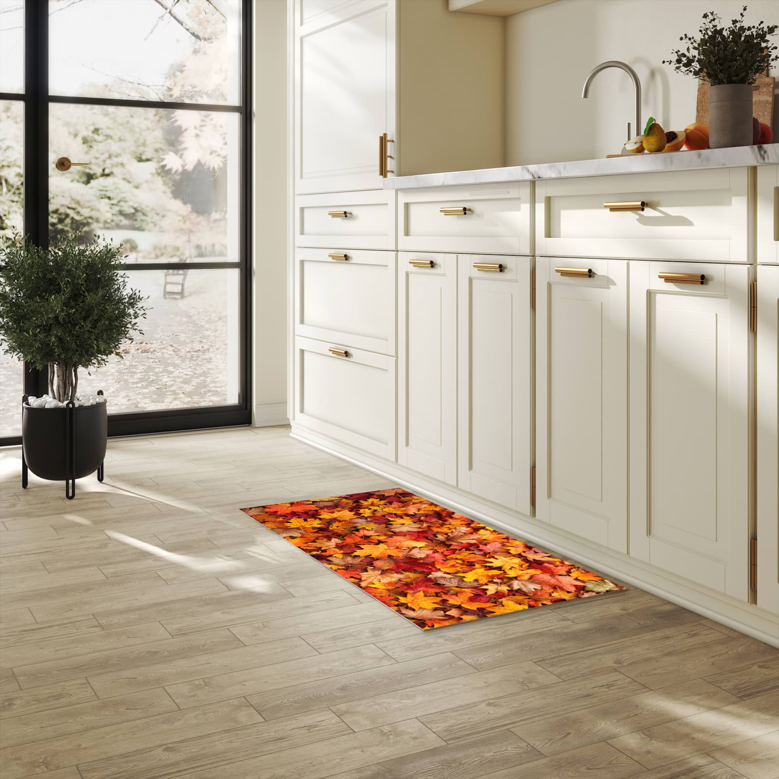 Schmutzabweisender Küchenläufer mit Motiv Herbstlaub in heller Küche