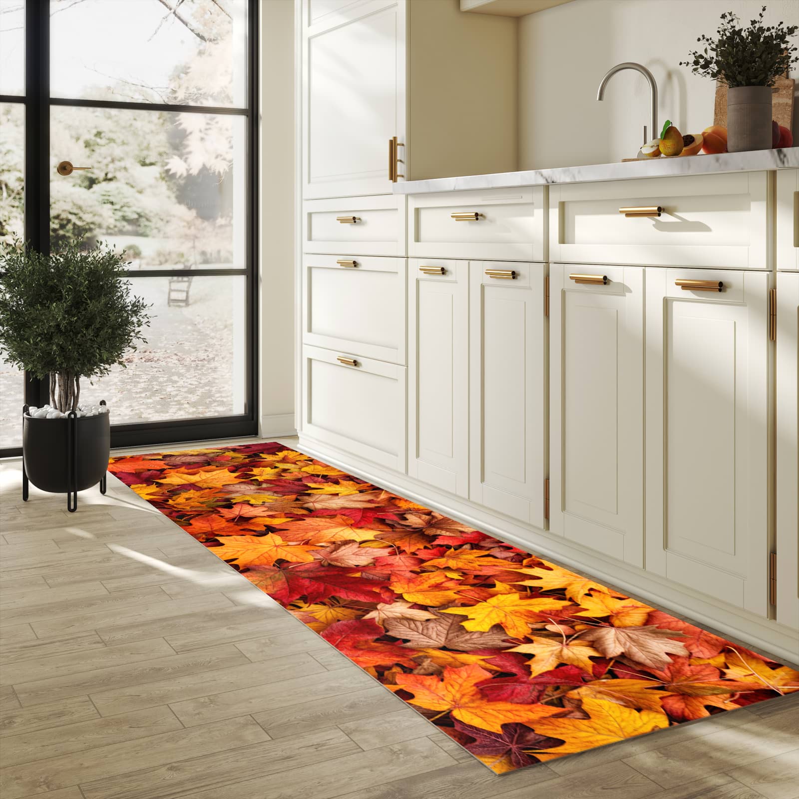 Strapazierfähiger Küchenteppich mit Motiv Herbstlaub in heller Küche