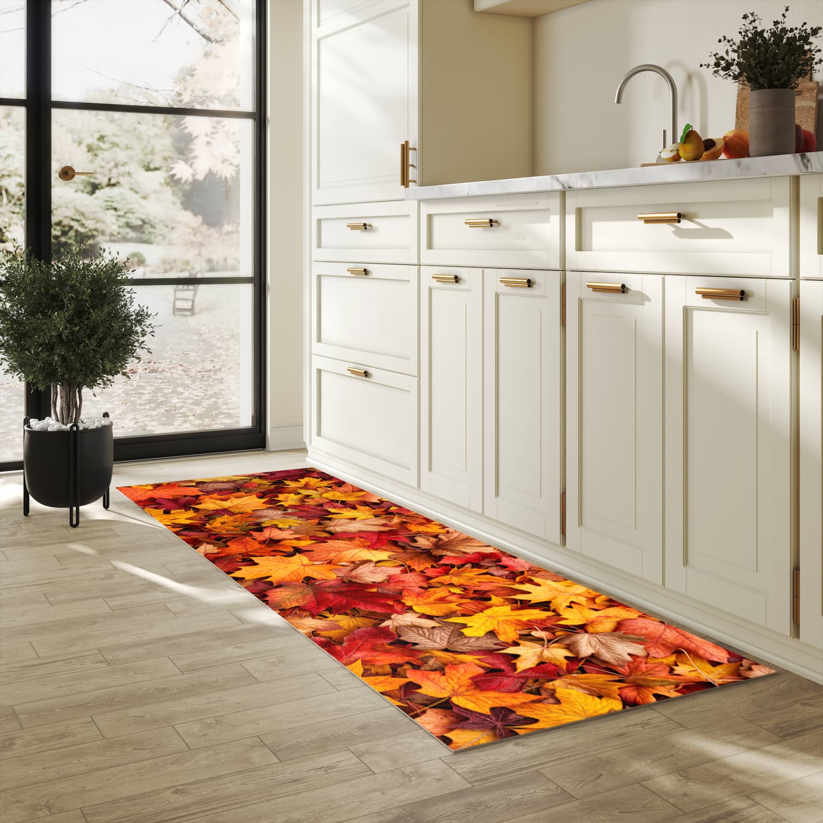 Komfortabler Küchenläufer mit Motiv Herbstlaub in heller Küche