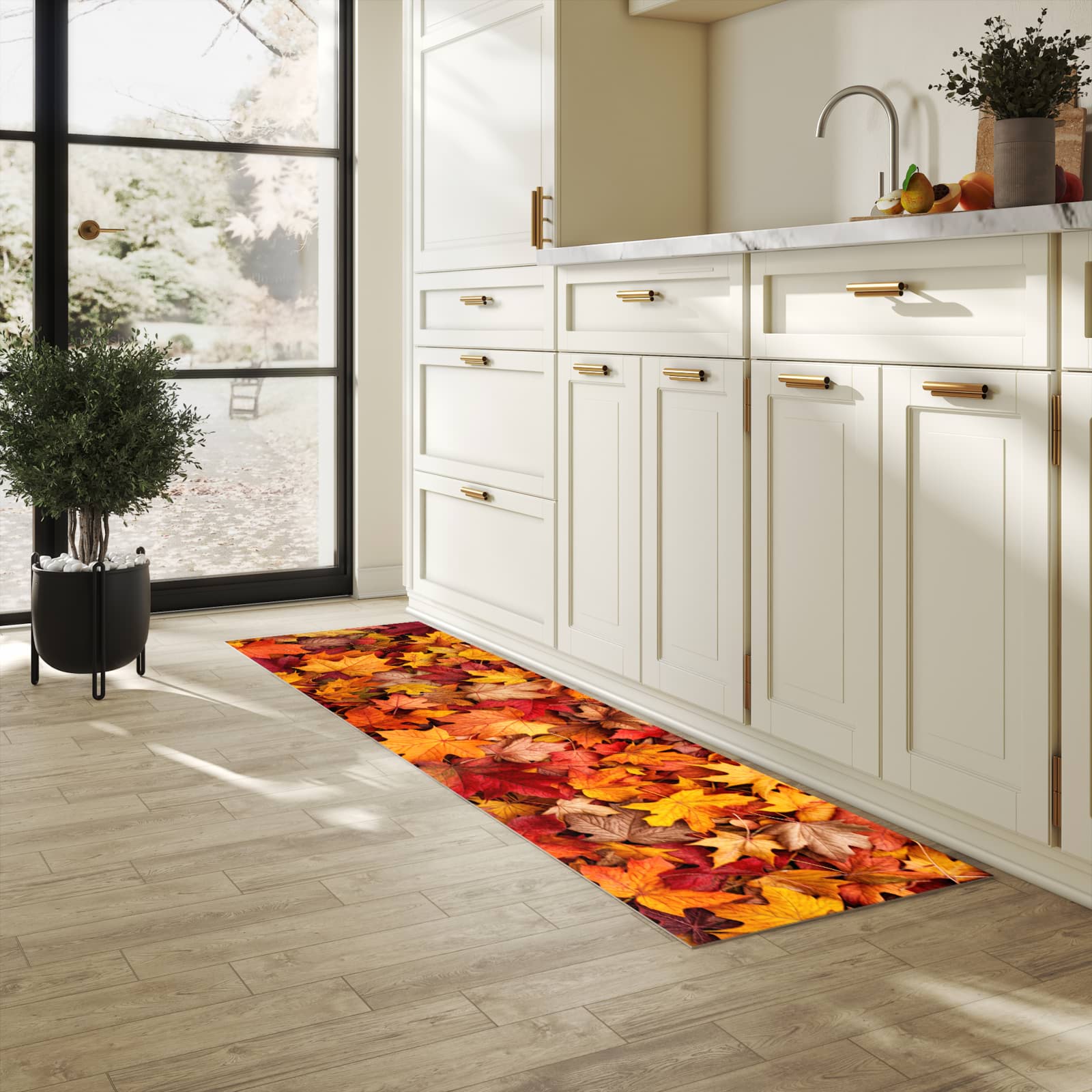 Flacher Küchenläufer nach Maß mit Motiv Herbstlaub in heller Küche