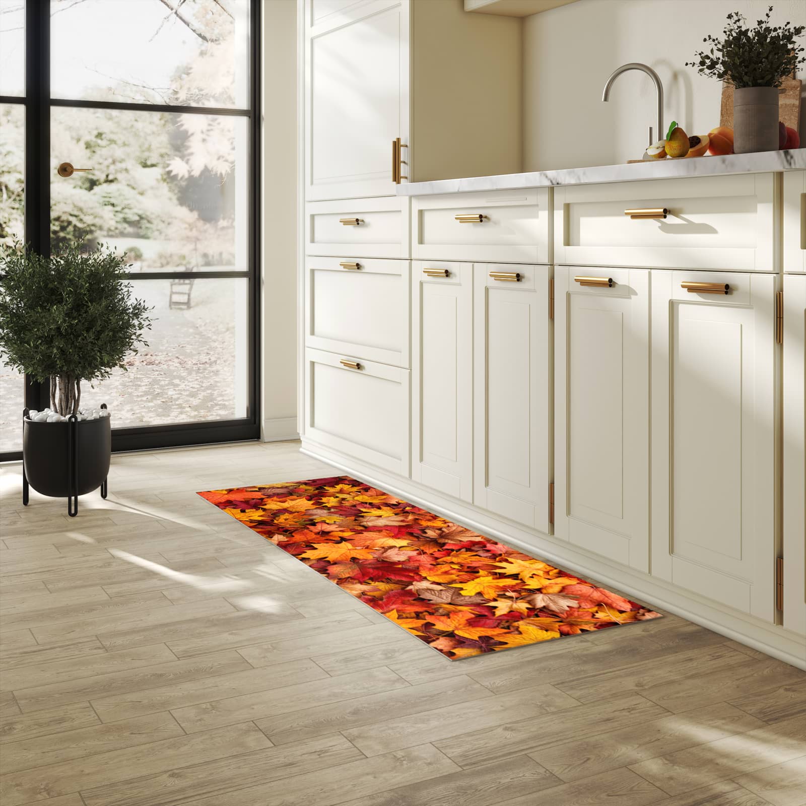 Langlebiger Küchenläufer mit Motiv Herbstlaub in heller Küche