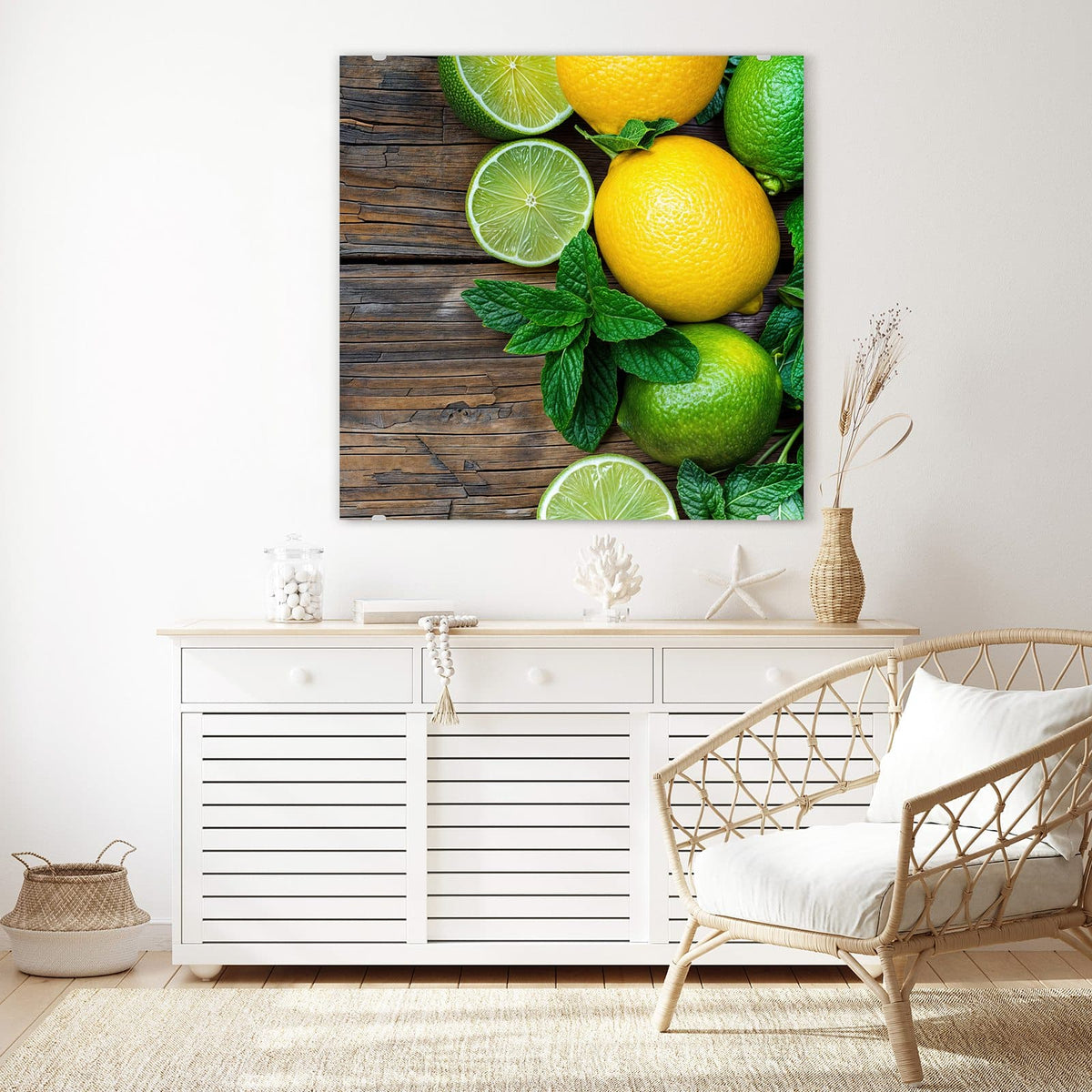 Glasbild Zitronen und Limetten an der Wand – Ganze und halbierte Zitronen und Limetten mit frischen Minzblättern auf dunklem, verwittertem Holz.