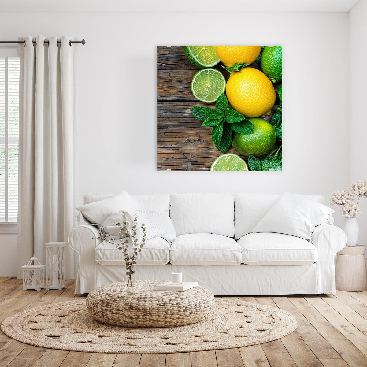 Ganze und halbierte Zitronen und Limetten mit frischen Minzblättern auf dunklem, verwittertem Holz.