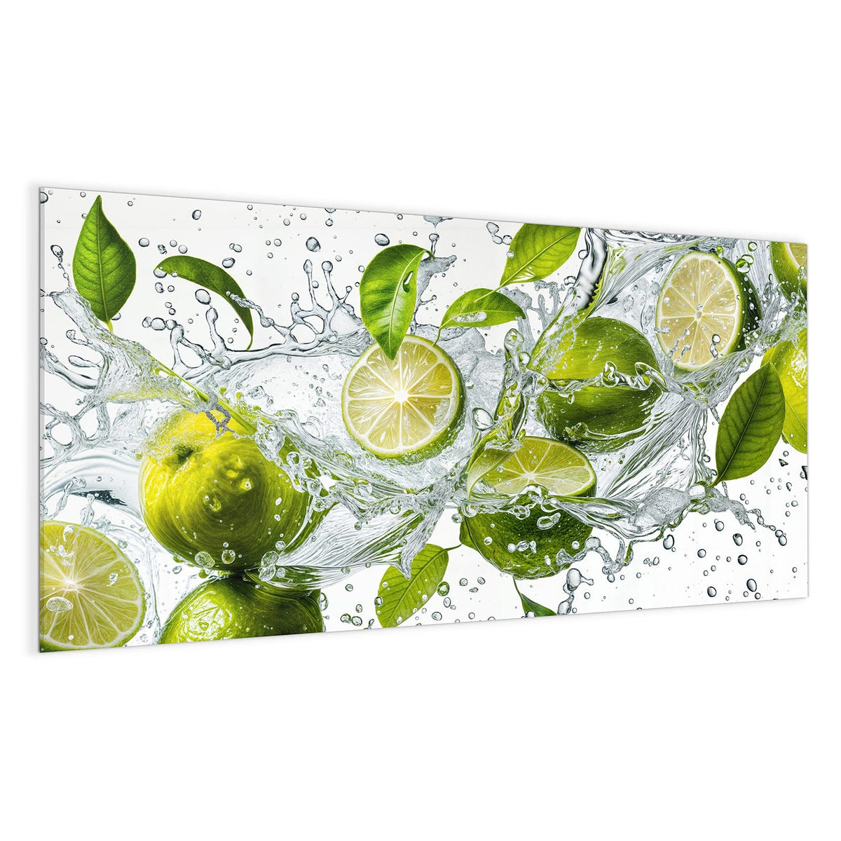 Ganze und halbierte Limetten mit Blättern in aufspritzendem Wasser vor Weiß