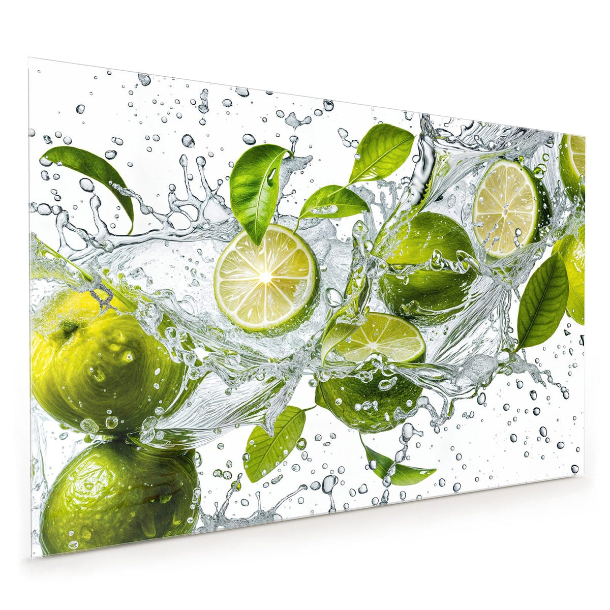 Küchenrückwand aus Glas im Hochformat: Ganze und halbierte Limetten mit Blättern in aufspritzendem Wasser vor Weiß