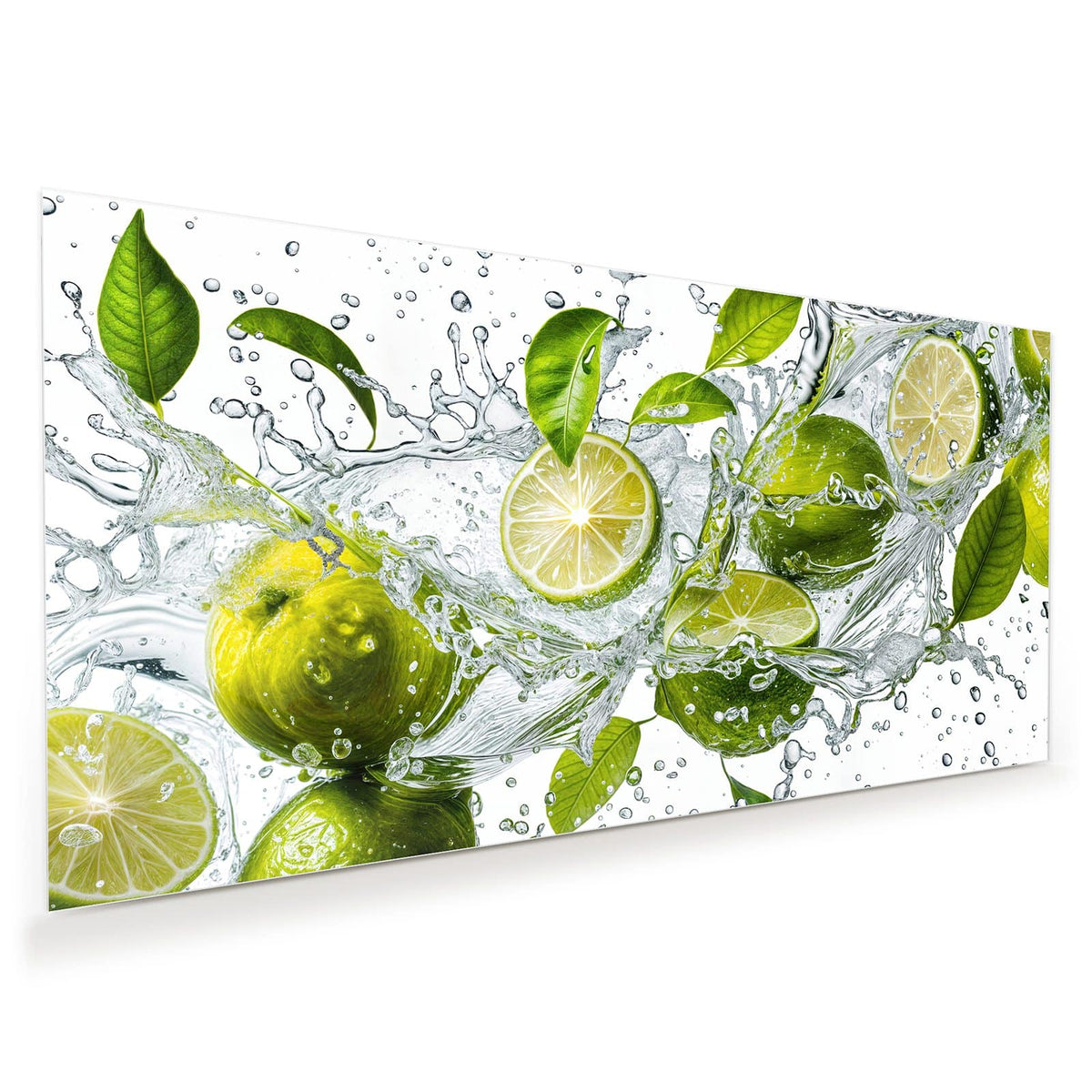 Ganze und halbierte Limetten mit Blättern in aufspritzendem Wasser vor Weiß