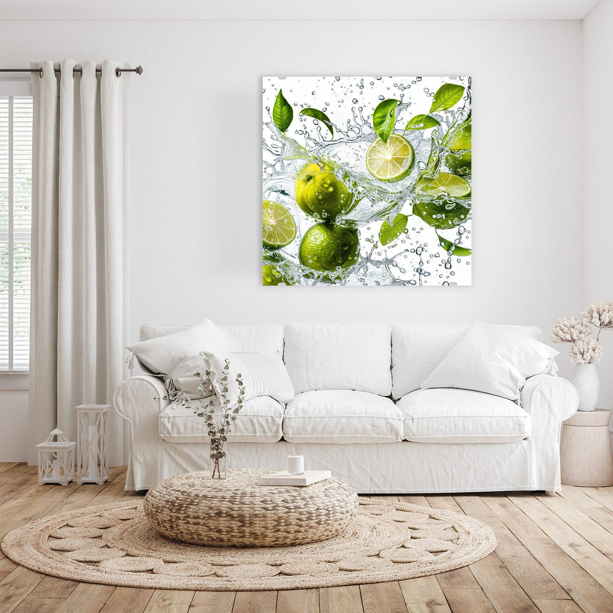 Glasbild Limetten im Wasser an der Wand – Ganze und halbierte Limetten mit Blättern in aufspritzendem Wasser vor Weiß