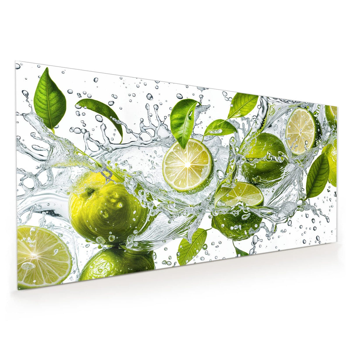 Küchenrückwand aus Glas im Hochformat: Ganze und halbierte Limetten mit Blättern in aufspritzendem Wasser vor Weiß