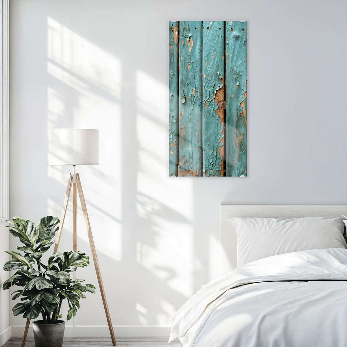Glasbild Türkise Farbe auf Holz an der Wand – Senkrechte Holzbretter mit stark abblätternder türkiser Farbe, darunter helles Holz