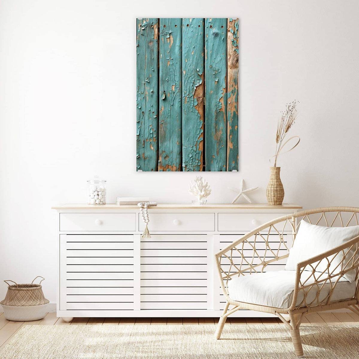 Glasbild Türkise Farbe auf Holz an der Wand – Senkrechte Holzbretter mit stark abblätternder türkiser Farbe, darunter helles Holz