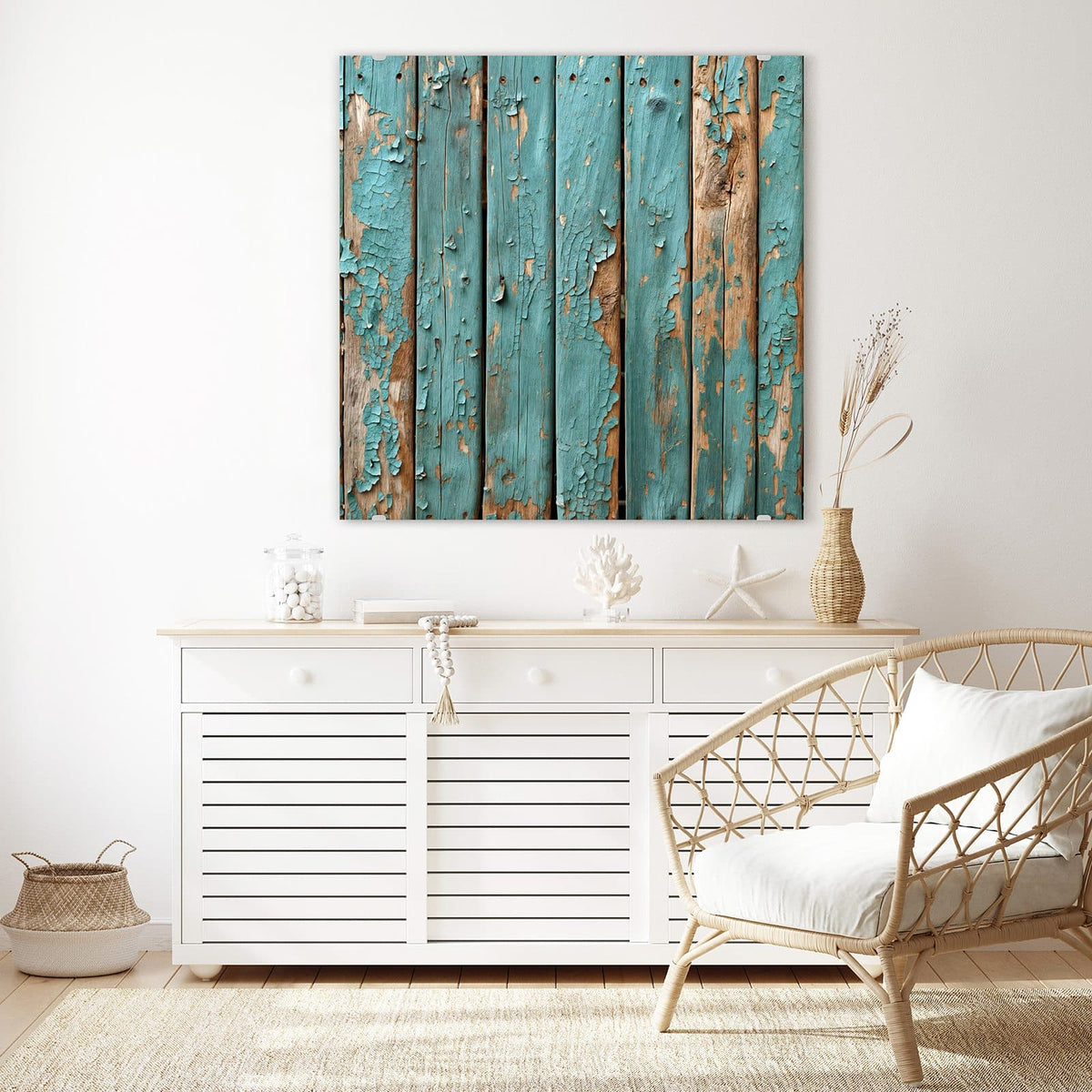 Glasbild Türkise Farbe auf Holz an der Wand – Senkrechte Holzbretter mit stark abblätternder türkiser Farbe, darunter helles Holz