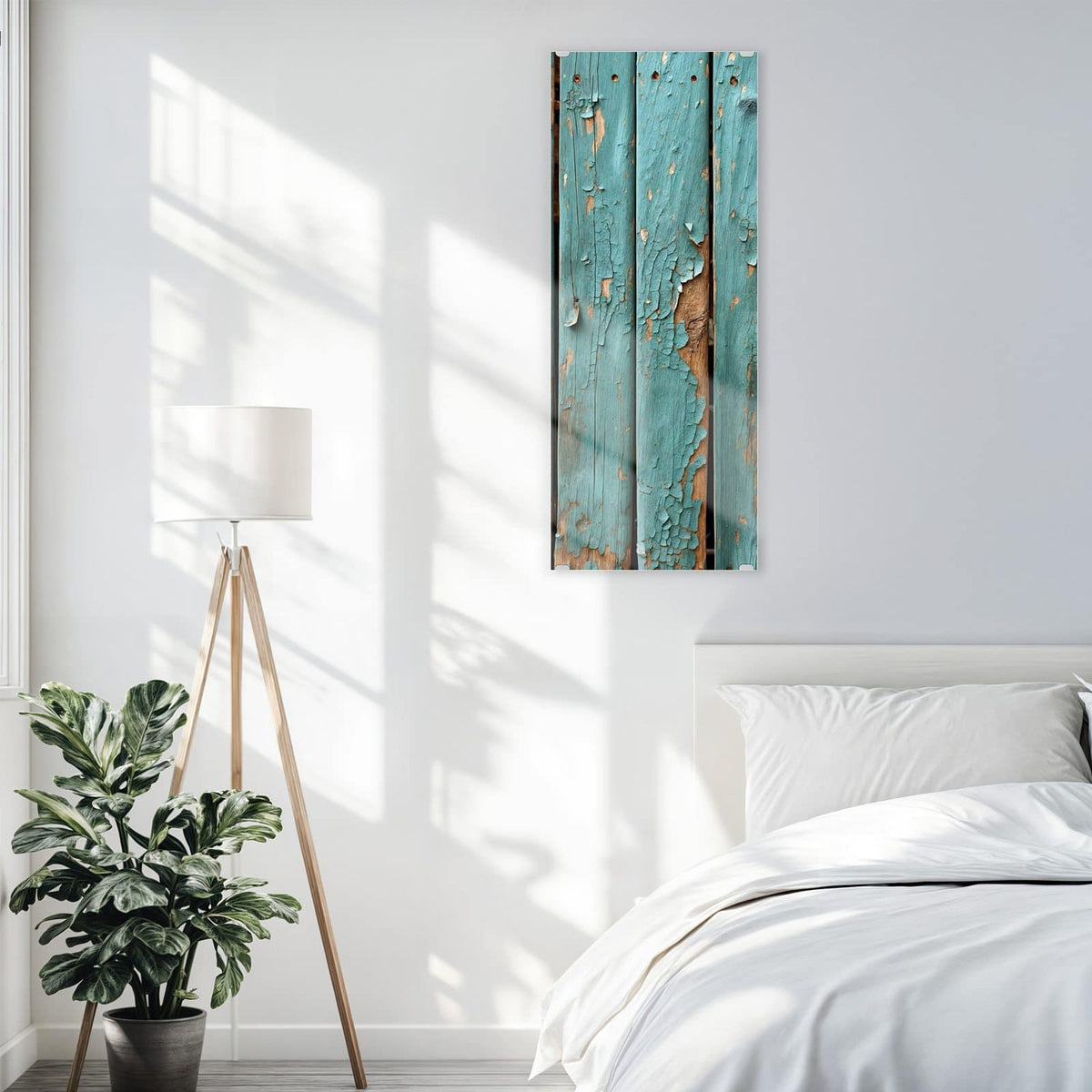 Glasbild Türkise Farbe auf Holz an der Wand – Senkrechte Holzbretter mit stark abblätternder türkiser Farbe, darunter helles Holz