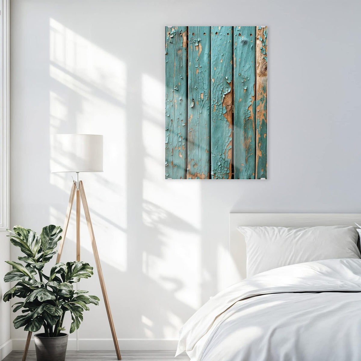 Glasbild Türkise Farbe auf Holz an der Wand – Senkrechte Holzbretter mit stark abblätternder türkiser Farbe, darunter helles Holz