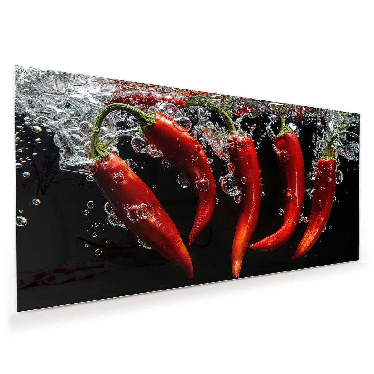Fünf rote Chilischoten sinken unter die Wasseroberfläche vor schwarzem Grund