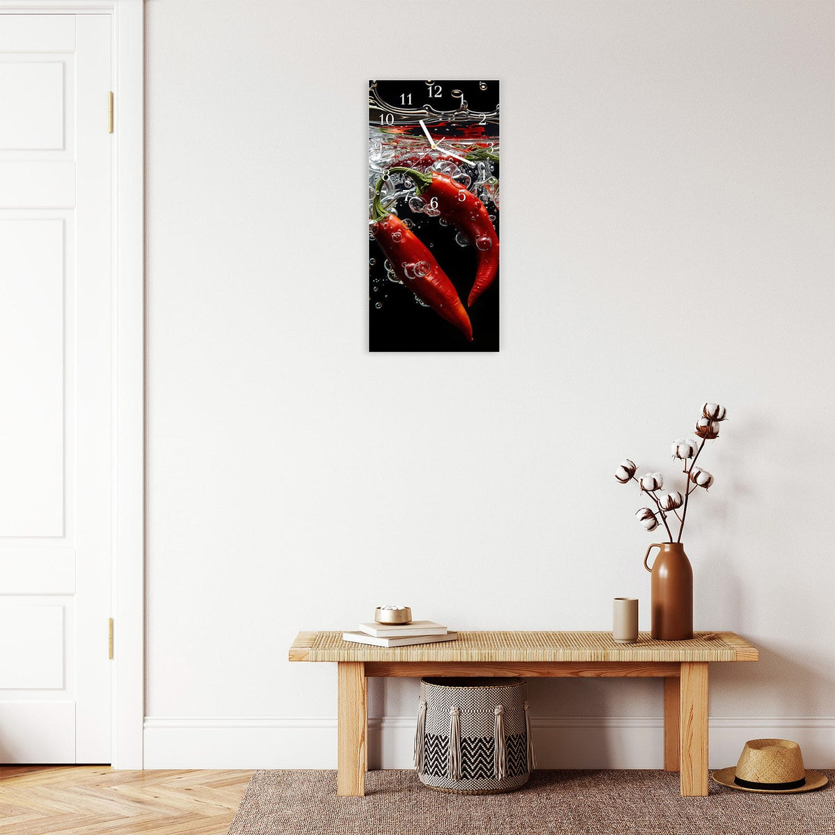 Moderne Wanduhr aus Glas mit Farbtiefe – Wanduhr Chili unter Wasser aus Glas – Hochformat 30 × 60 cm