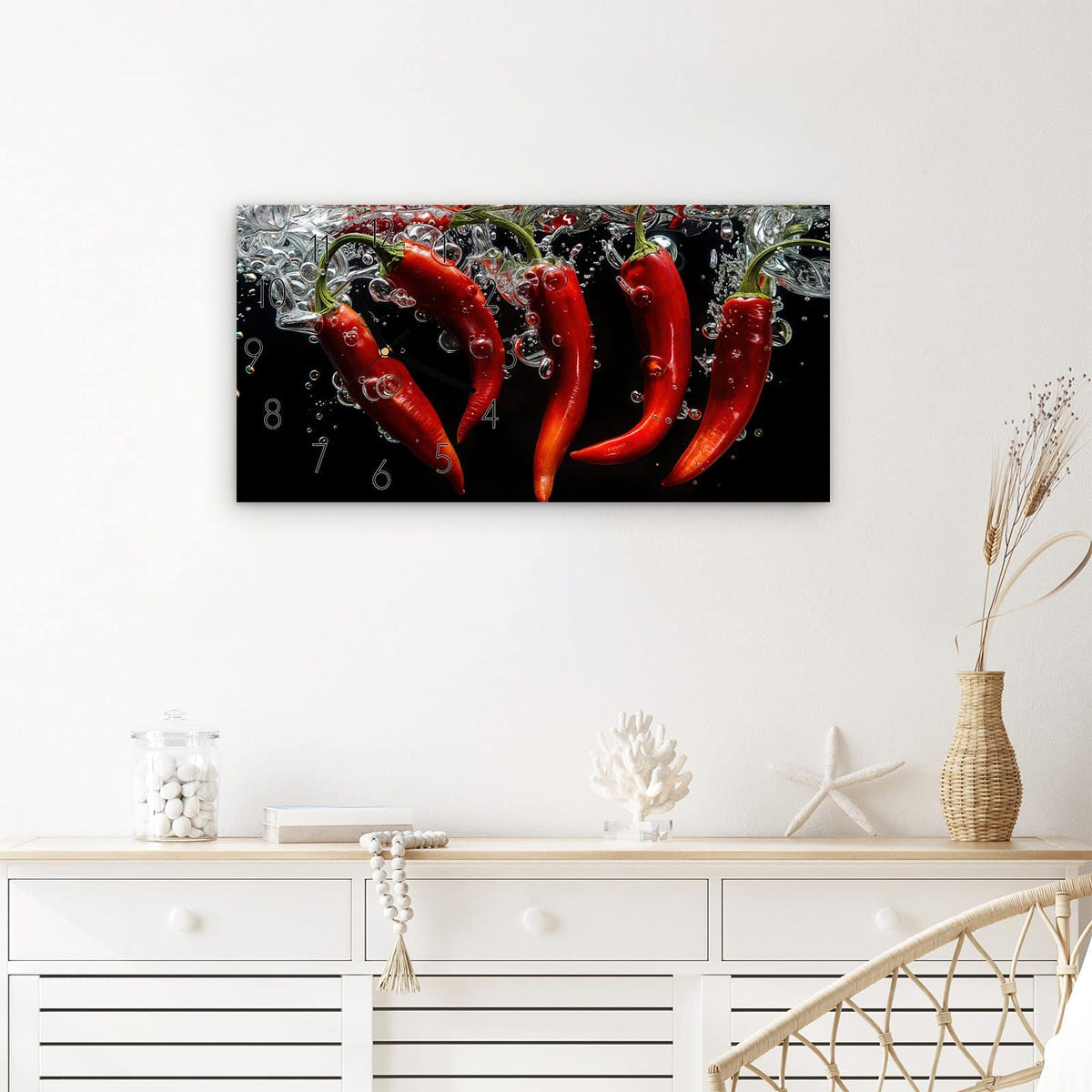Wanduhr Chili unter Wasser aus Glas – Querformat 60 × 30 cm – Rote Chilis in klarem Wasser