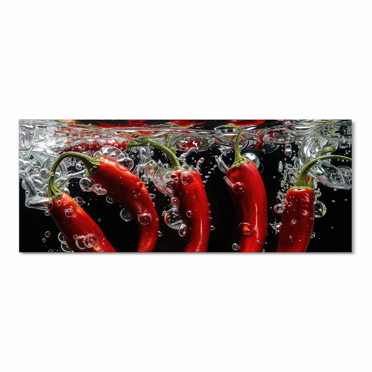 Fünf rote Chilischoten sinken unter die Wasseroberfläche vor schwarzem Grund