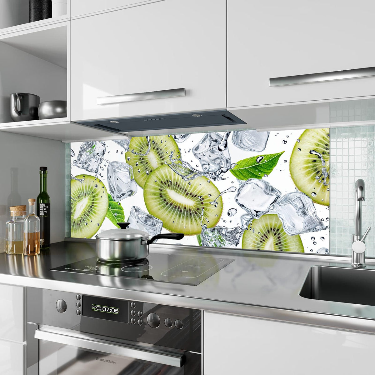 Küchenrückwand aus Glas Kiwi und Eiswürfel im Hochformat als Spritzschutz hinter dem Kochfeld, über dem Fliesenspiegel montiert