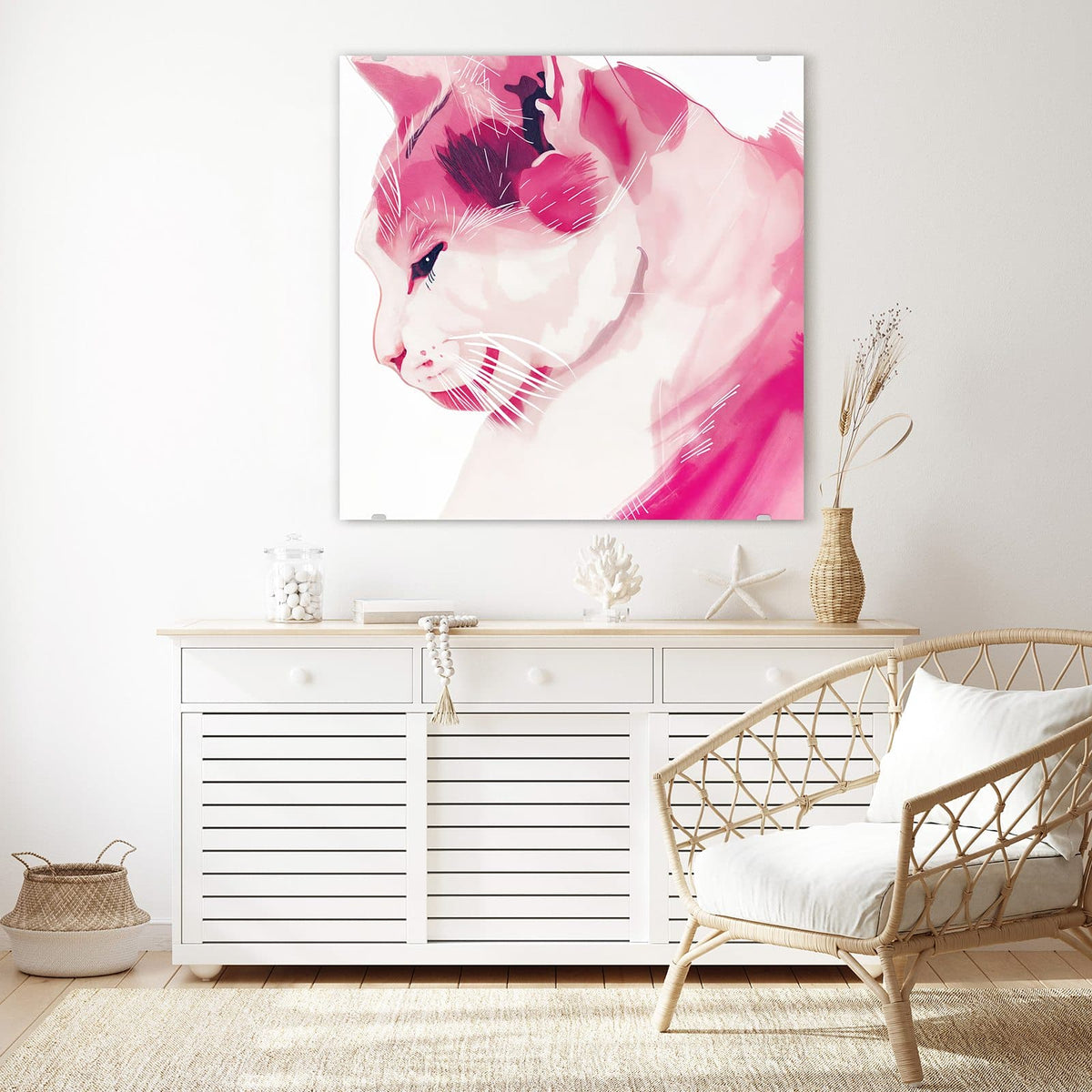 Glasbild Pinke Aquarellkatze an der Wand – Stilisierte Katze im Profil, ganz in Rosa- und Pinktönen gemalt, weiße Schnurrhaarstriche, weißer Grund