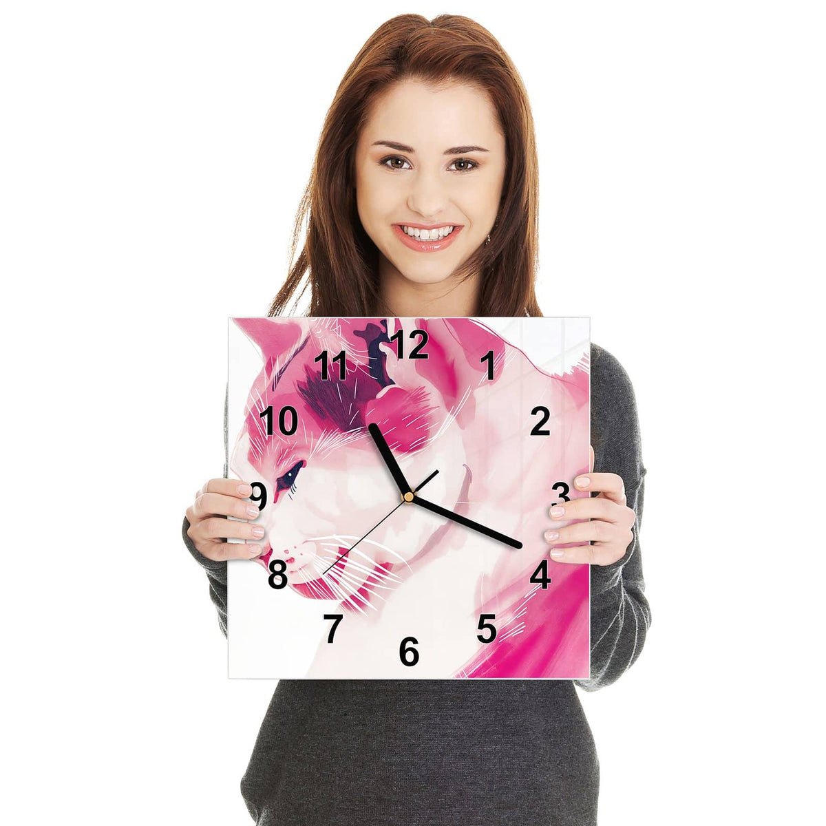 Quadratische Wanduhr aus Glas Pinke Aquarellkatze in zwei Händen gehalten – Größenvergleich, 30 × 30 cm