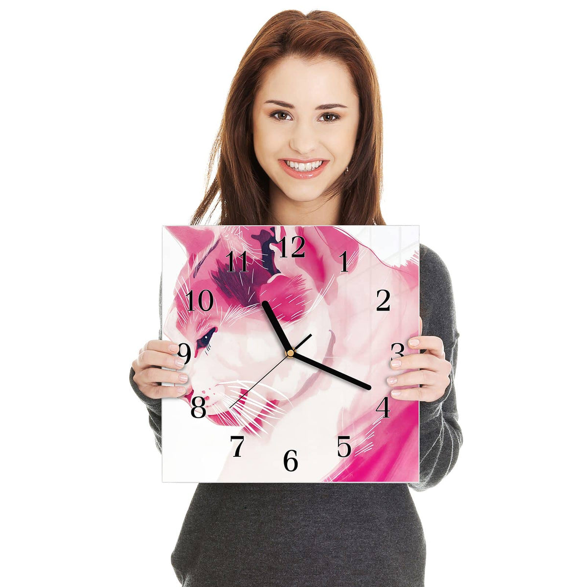 Quadratische Wanduhr aus Glas Pinke Aquarellkatze in zwei Händen gehalten – Größenvergleich, 30 × 30 cm