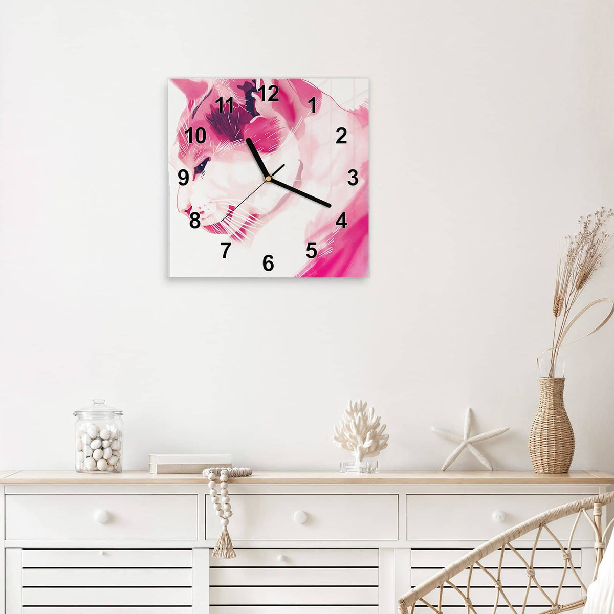 Quadratische Wanduhr aus Glas Pinke Aquarellkatze mit Ziffernblatt Modern über einem weißen Sideboard
