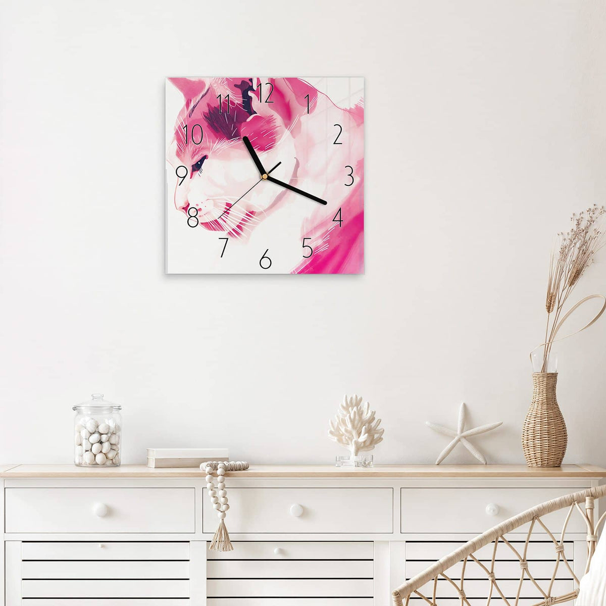 Quadratische Wanduhr aus Glas Pinke Aquarellkatze mit Ziffernblatt Elegant über einem weißen Sideboard