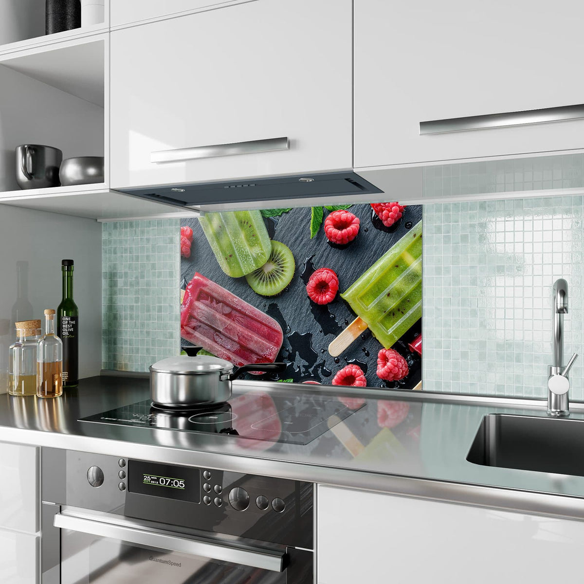 Küchenrückwand aus Glas Fruchteis auf Schiefer im Hochformat als Spritzschutz hinter dem Kochfeld, über dem Fliesenspiegel montiert