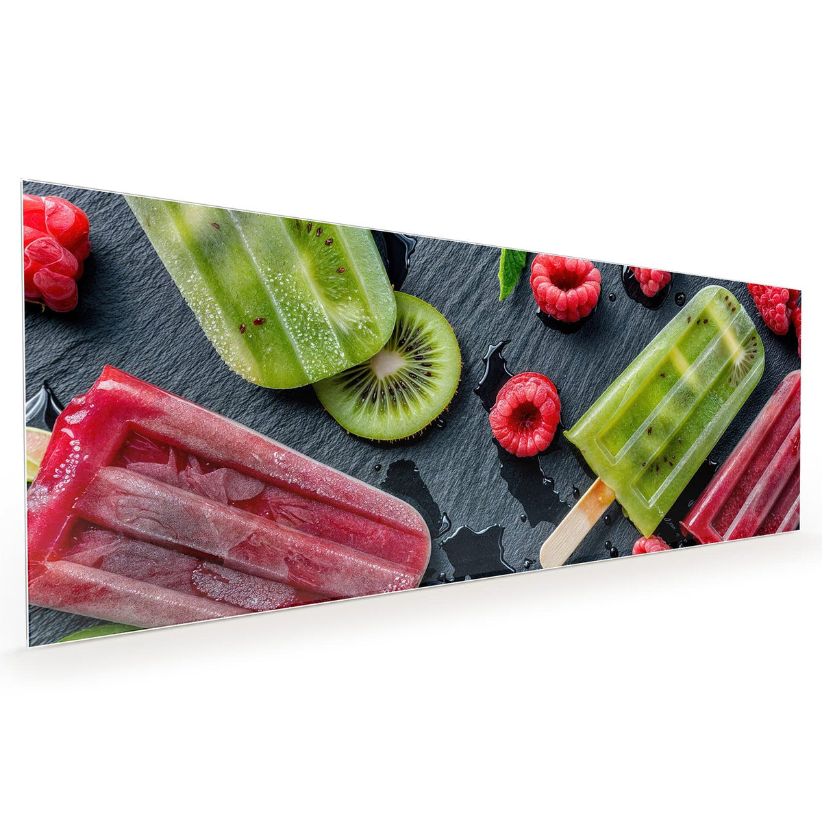 Küchenrückwand aus Glas im Hochformat mit Motiv Fruchteis auf Schiefer: Grünes Kiwi-Eis und rotes Beereneis am Stiel auf dunkler Schieferplatte #grösse_40 x 100 cm #grösse_50 x 125 cm #grösse_60 x 150 cm